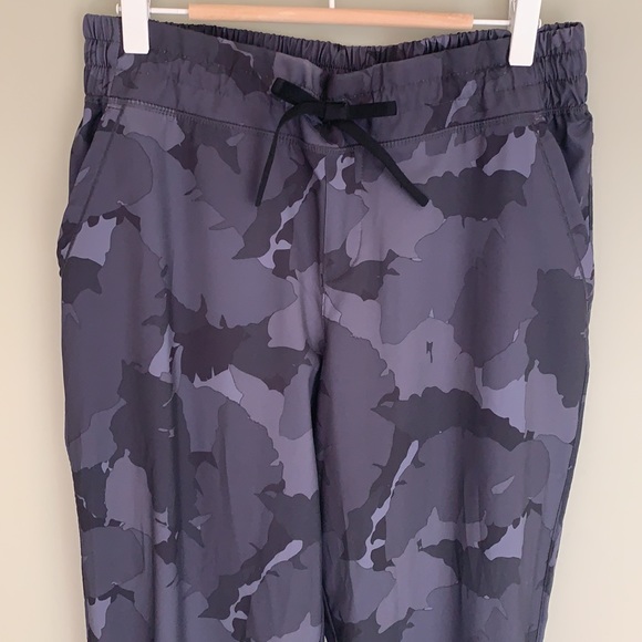 lightweight camo joggers w/ front & back pockets: flattering fit - Picture 2 of 12